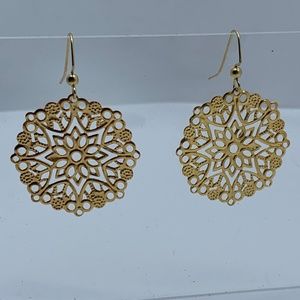 🐝 NWT. Handmade Filigree Round Pierced Dangle Earrings in Gold Tone!